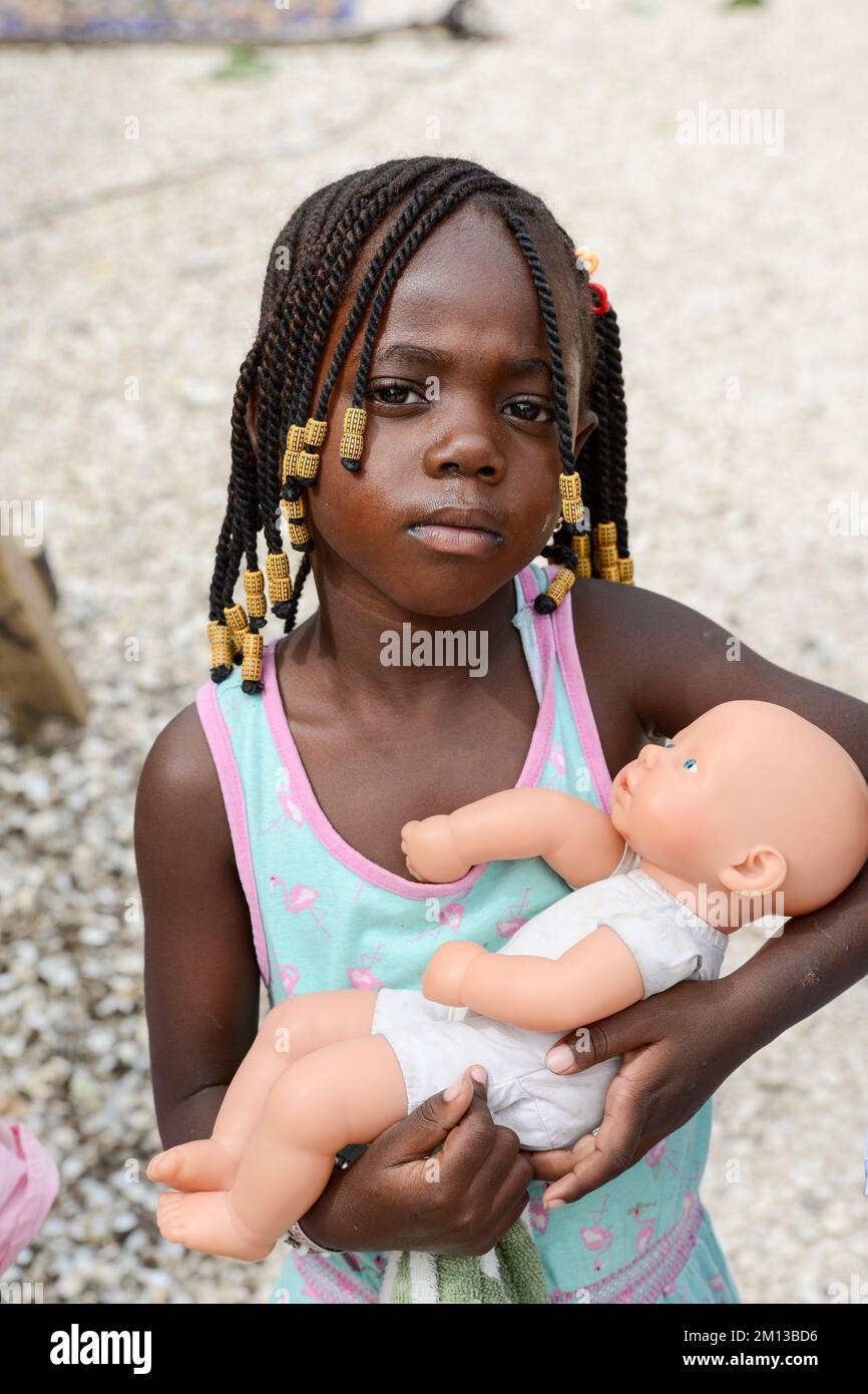 SENEGAL, Isla Fadiouth, niña africana con muñeca blanca / Insel Fadiouth, afrikanisches Mädchen mit Weißer Puppe Foto de stock