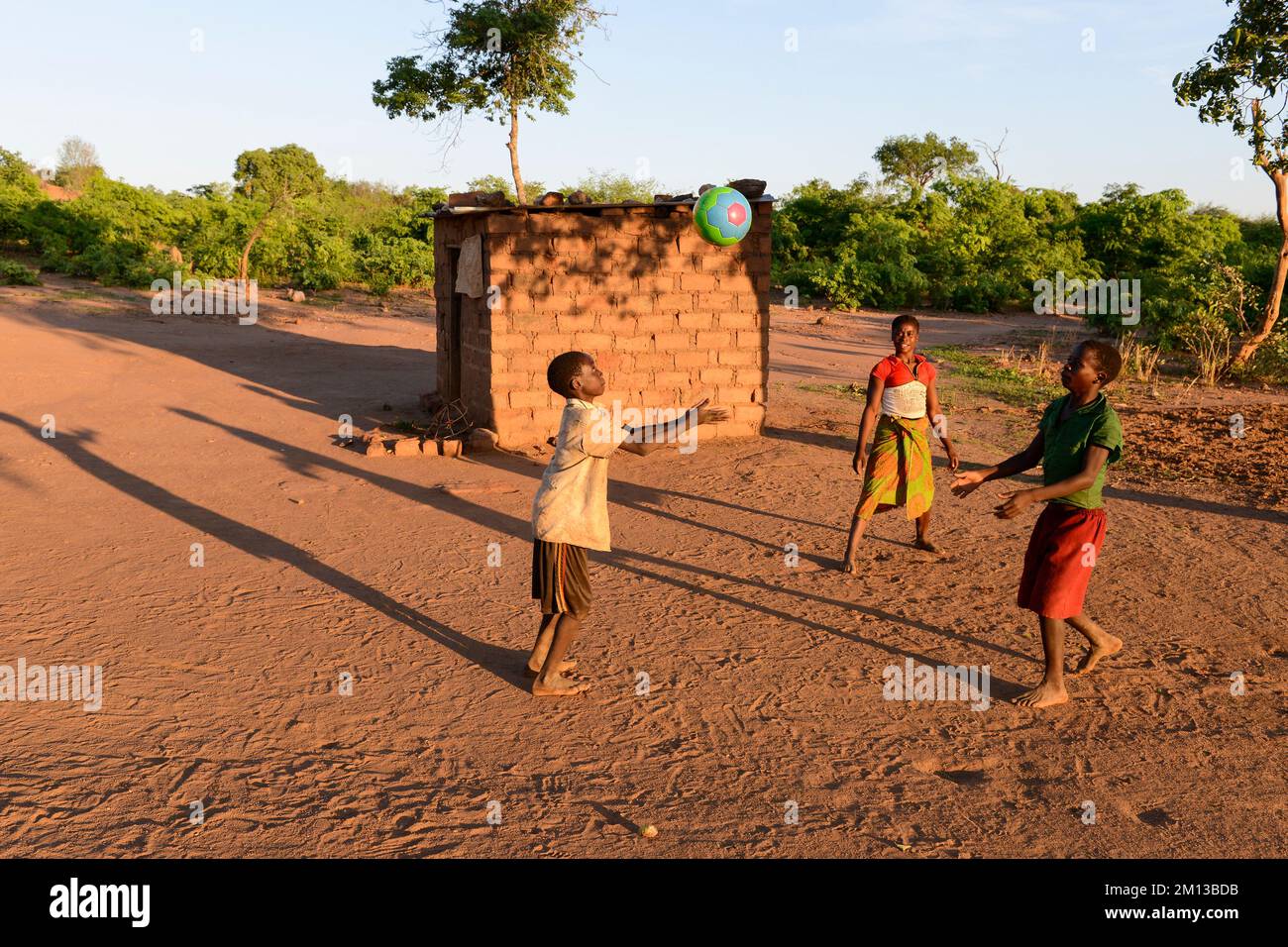 ZAMBIA, Sinazongwe, Tonga tribu, pueblo Siabunkululu, los niños juegan pelota por la noche / Kinder spielen Ball am Abend Foto de stock