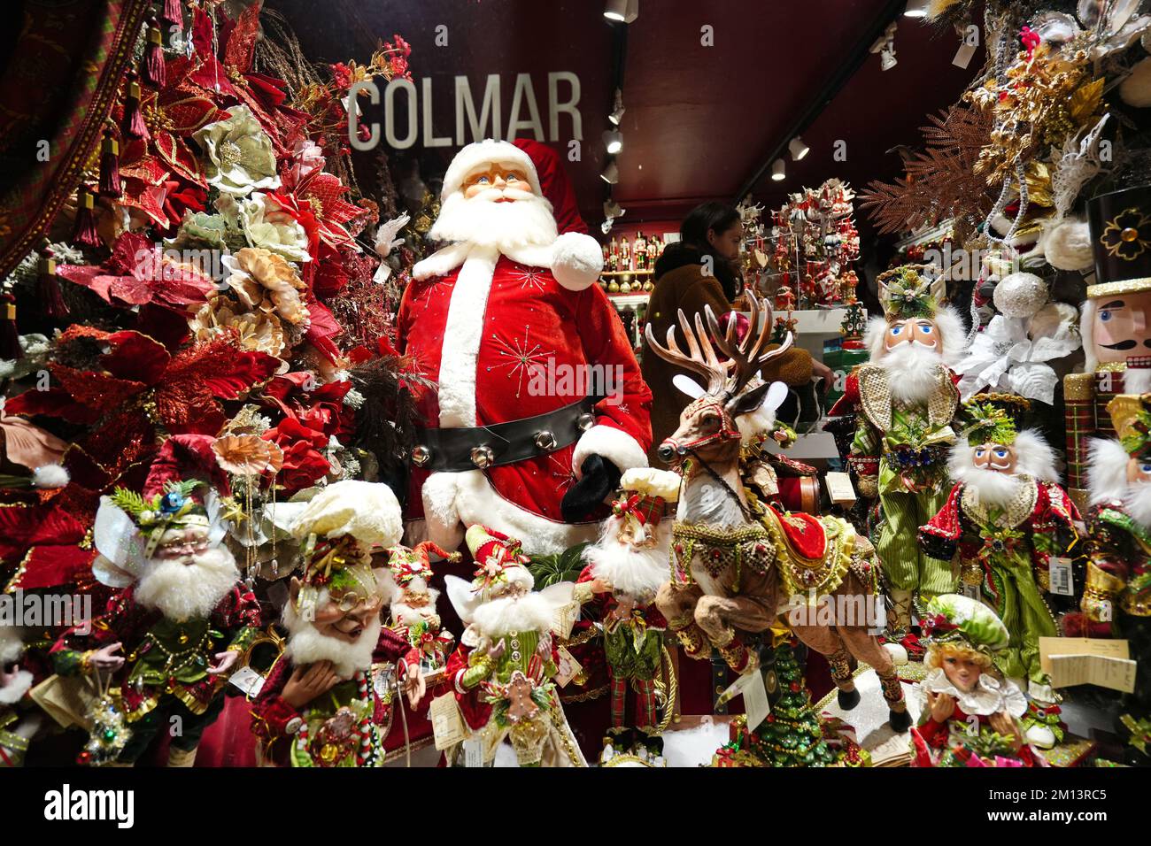 Decoración del mercado de Navidad como símbolo de las vacaciones de invierno y el Año Nuevo. Colmar. Alsacia. Francia. Foto de stock