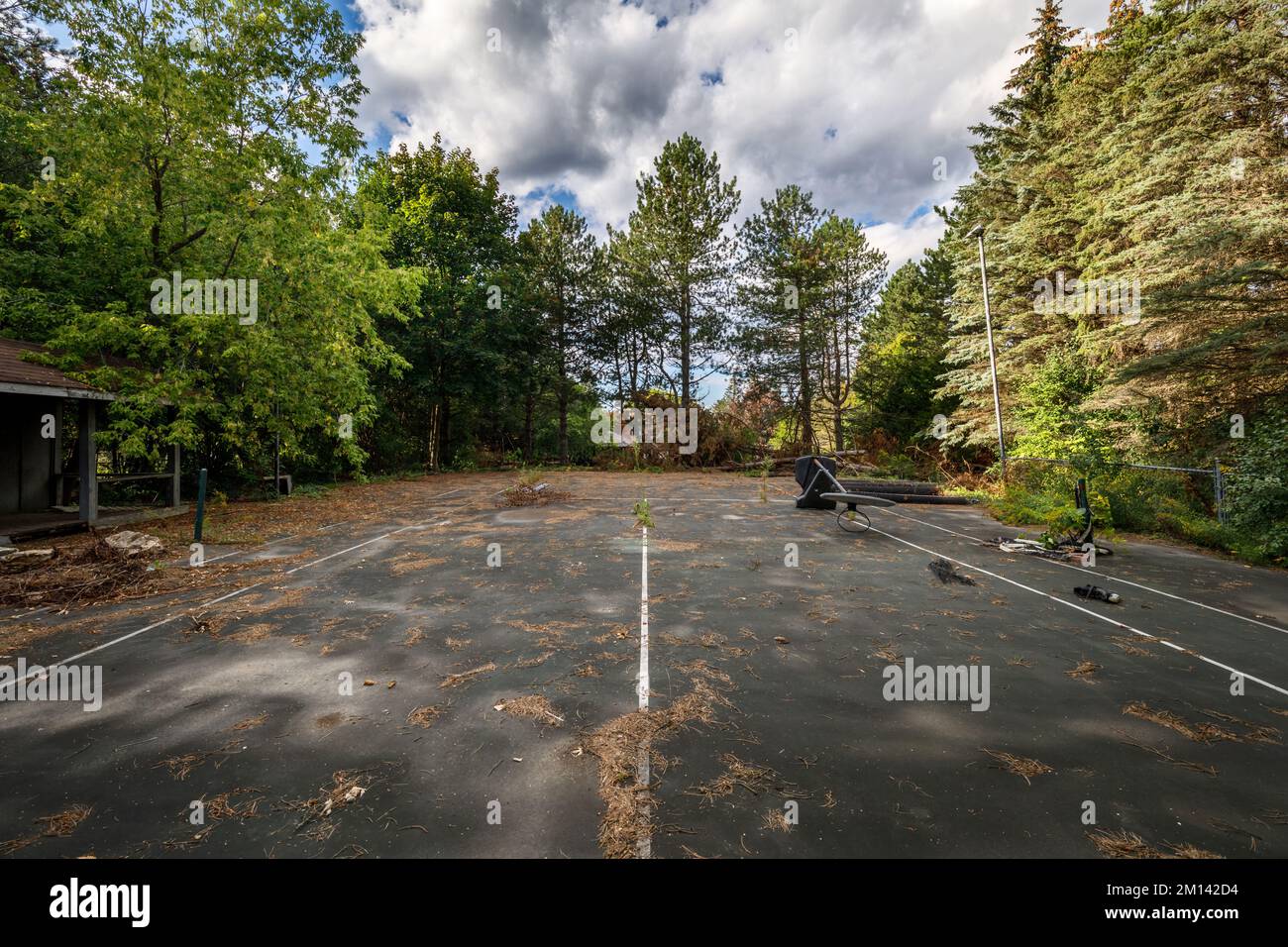 Una pista de tenis superpoblada. Esta casa está ahora demolida. Foto de stock