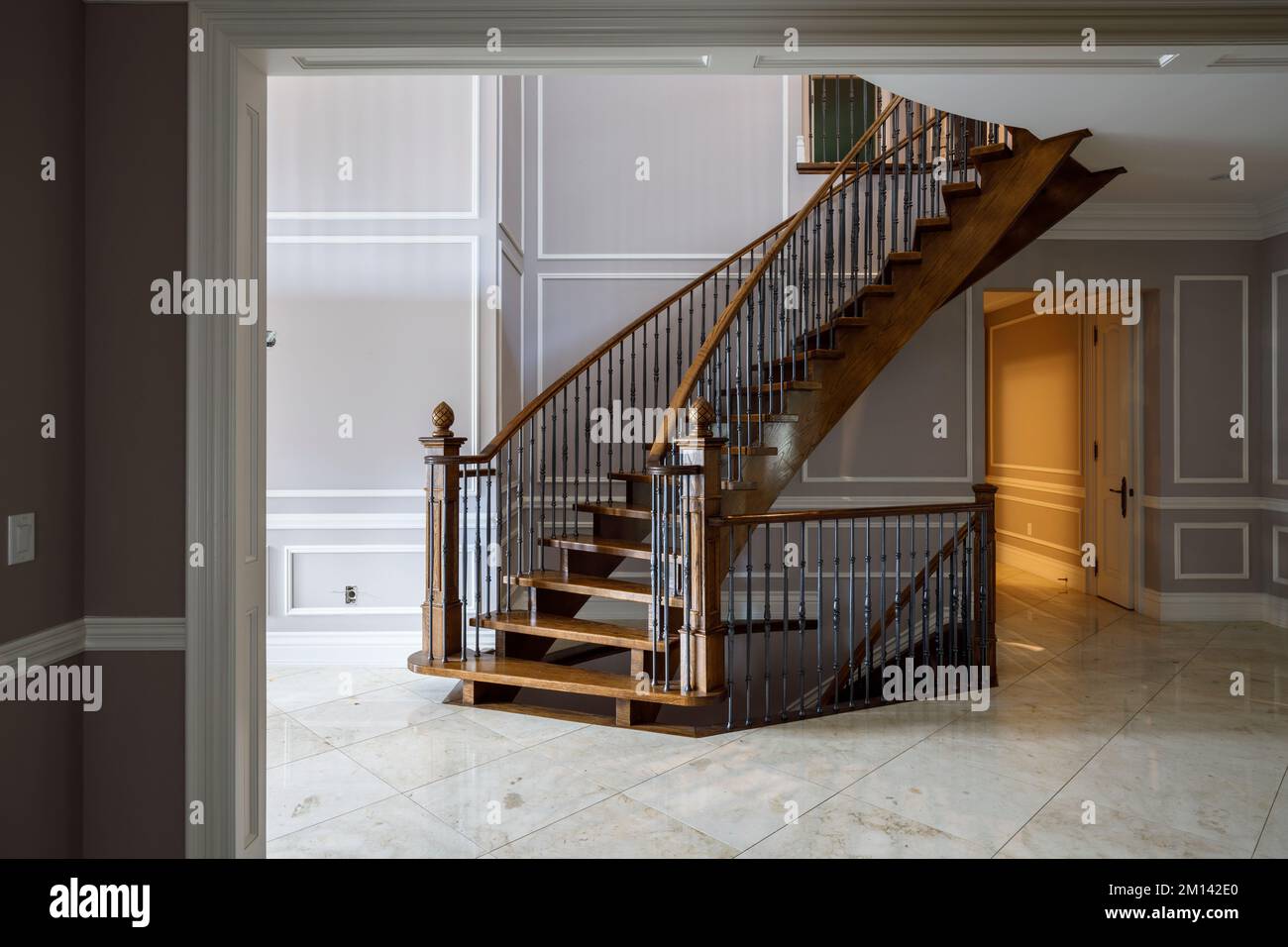 Elegantes escaleras de bobinador construidas de madera con balaustres de acero dentro de una casa grande. Esta casa ha sido demolida desde entonces. Foto de stock