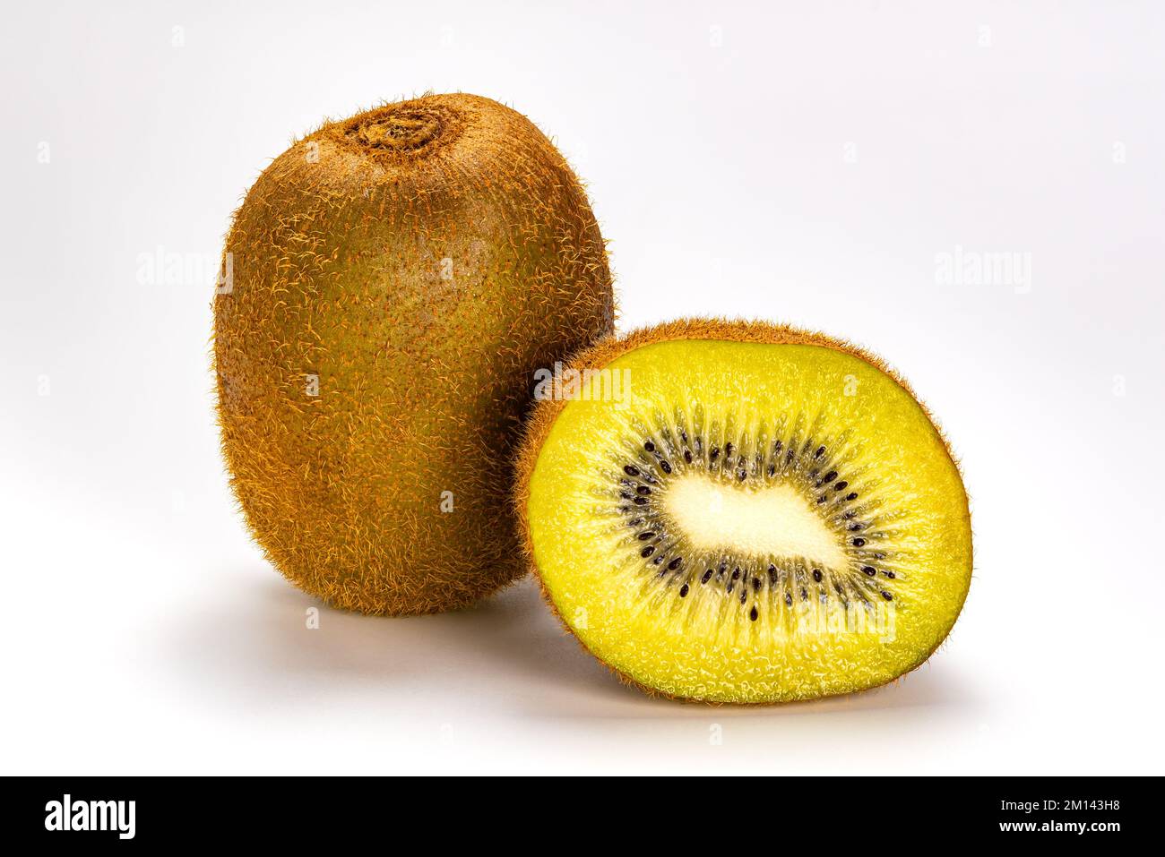 Vista horizontal de kiwi orgánico fresco maduro o kiwi un todo y medio sobre fondo blanco. Foto de stock