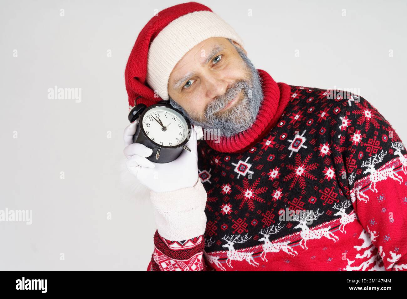 Reloj despertador vintage con decoración en mesa blanca contra luces  borrosas de Navidad, primer plano. Cuenta atrás de Año Nuevo Fotografía de  stock - Alamy