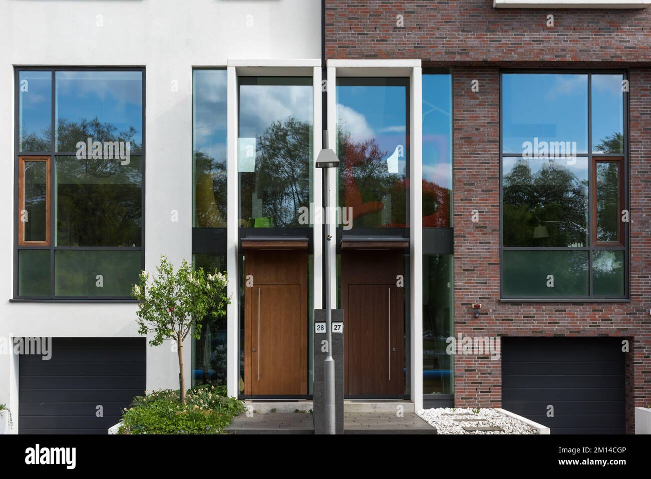 Dos fachadas de casas adosadas en casi la misma construcción Foto de stock