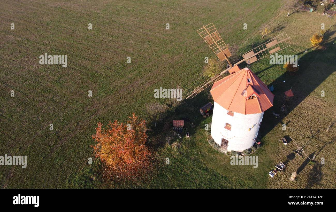 Una foto aérea de un techo de un molino de viento durante la reconstrucción en la República Checa Foto de stock