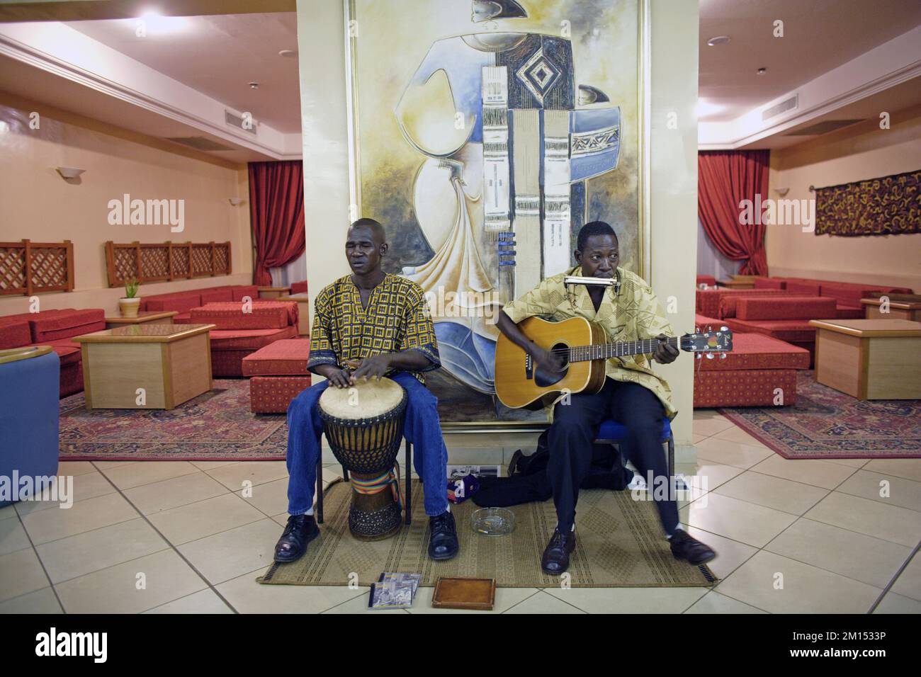 Músico africano tocando en el vestíbulo del hotel en Bamako, Malí, África Occidental Foto de stock