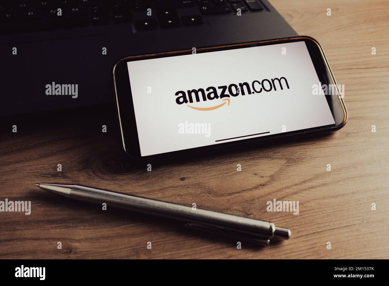 KONSKIE, POLONIA - 17 de septiembre de 2022: El logotipo Amazon.com aparece en la pantalla del smartphone de la oficina. Amazon es una compañía de comercio electrónico estadounidense Foto de stock