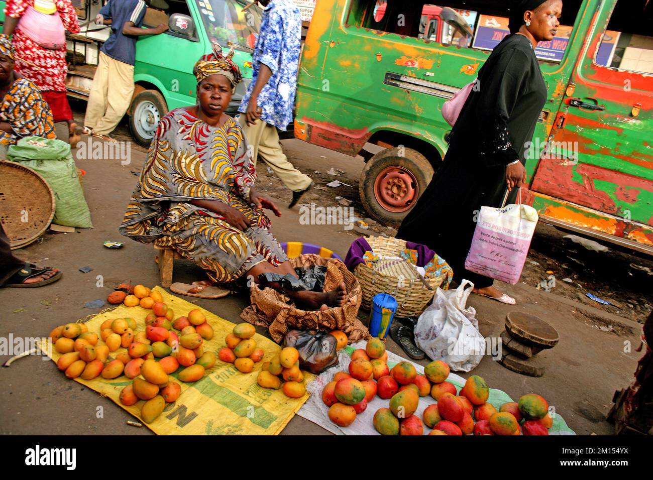 Mujer que vende mango en las calles de Bamako, Mali, África Occidental Foto de stock