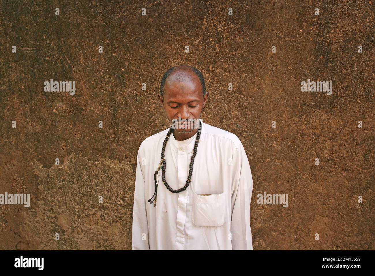 Marabout (líder espiritual islámico) en Bamako, Malí, África Occidental. Foto de stock