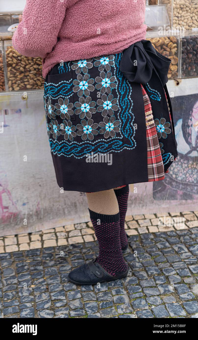 Piernas de señora mayor en la calle Nazaré Foto de stock