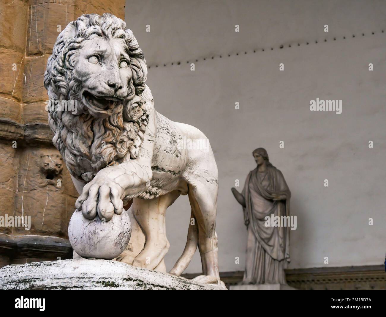 Lion en la Loggia dei Lanzi, Piazza della Signoria, Florencia, Italia. Foto de stock