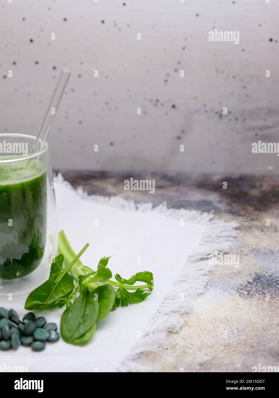 batido de spirulina con unas hojas sobre un fondo blanco Foto de stock