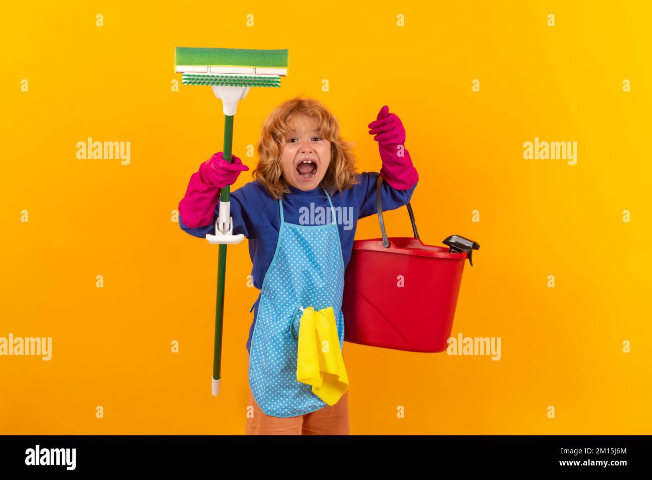 Retrato de la limpieza infantil, el crecimiento del concepto, el desarrollo, las relaciones familiares. Concepto de limpieza y limpieza de casa. uso infantil duster y guantes para Foto de stock