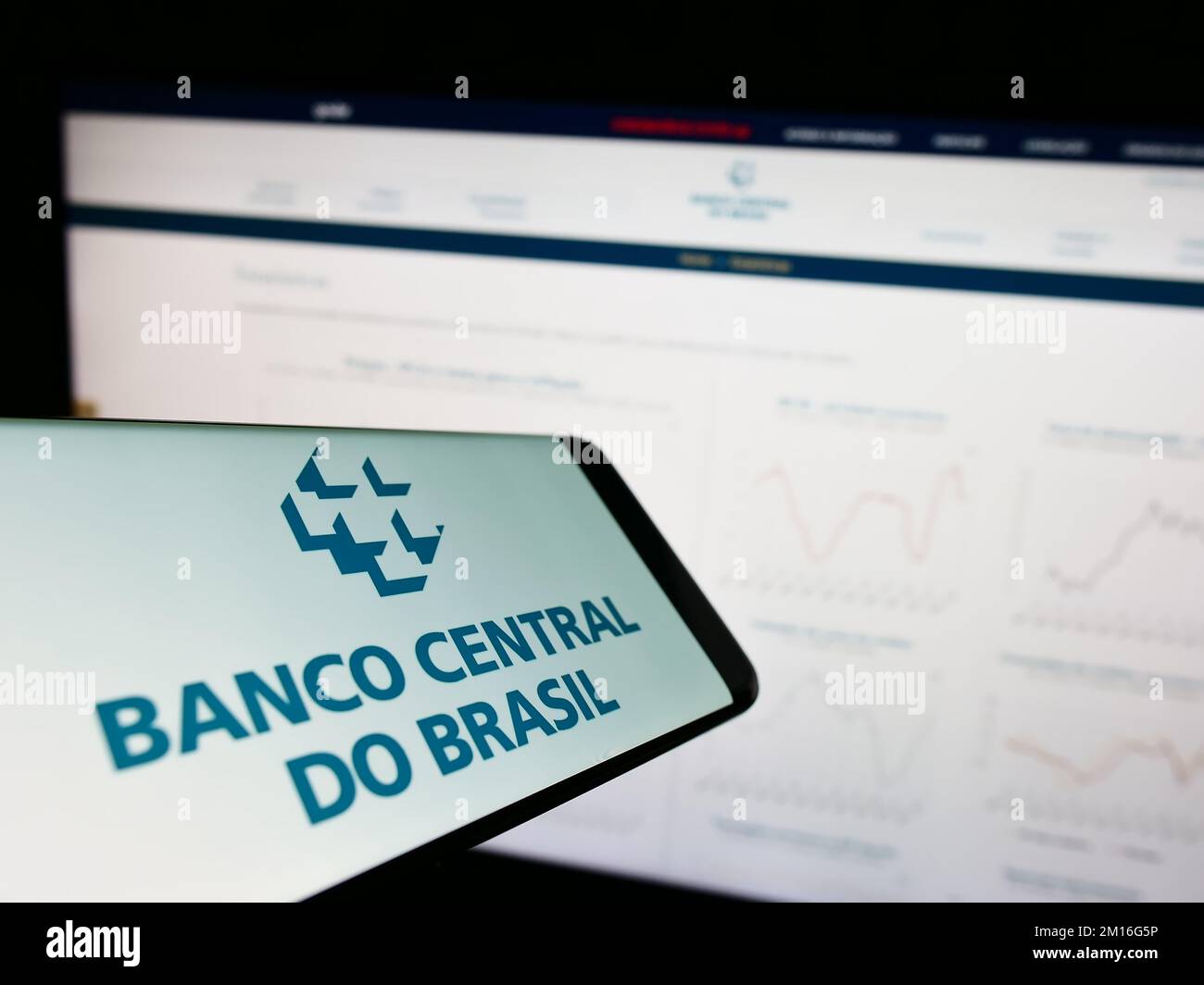 Smartphone con logotipo del banco central Banco Central do Brasil (BCB) en pantalla delante del sitio web. Enfoque en la parte central derecha de la pantalla del teléfono. Foto de stock