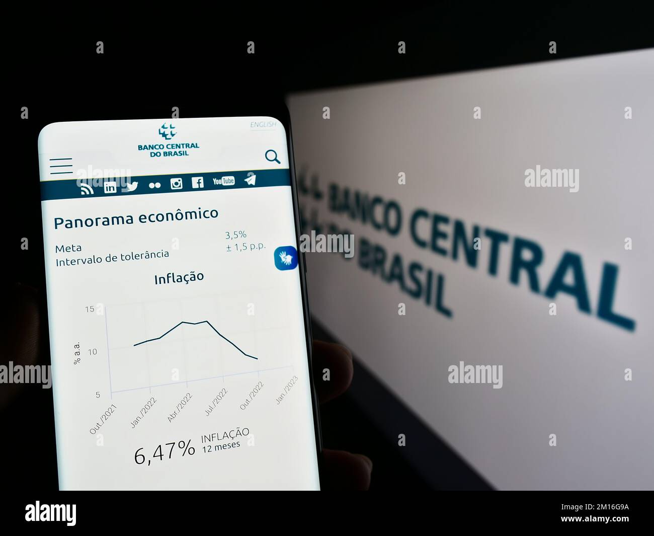 Persona con smartphone con página web del banco central Banco Central do Brasil (BCB) en pantalla delante del logotipo. Enfoque en el centro de la pantalla del teléfono. Foto de stock