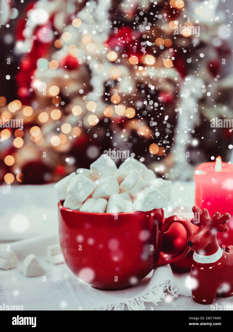 Tarjeta de felicitación navideña con taza roja con malvaviscos Foto de stock