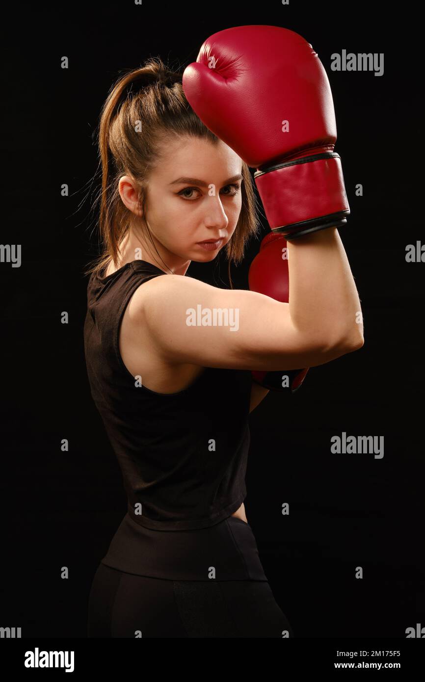 Mujer fuerte en ropa deportiva, entrena con una pera de boxeo en un  gimnasio