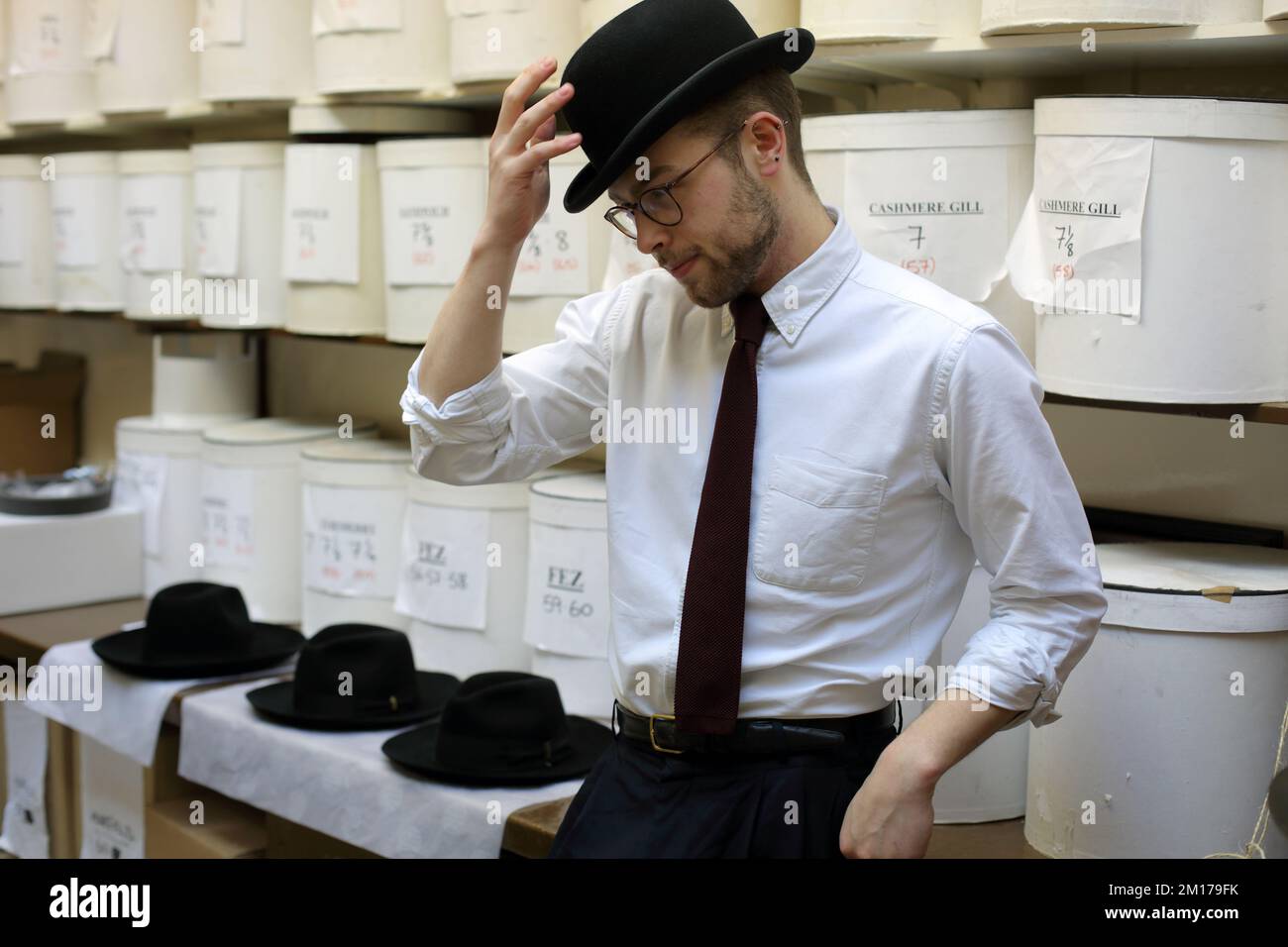 & Co Hatters vende una amplia gama de sombreros para hombre, desde sombreros de seda hasta sombreros de bombín, Londres, Reino Unido Fotografía de stock - Alamy