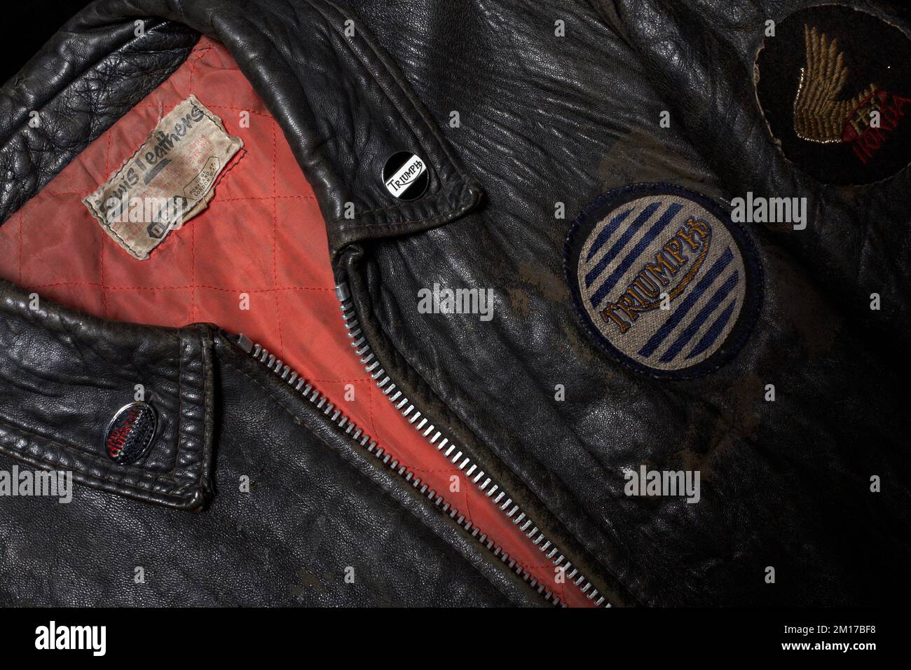 Primer plano de la chaqueta de piel vintage Lewis Leathers. Foto de stock