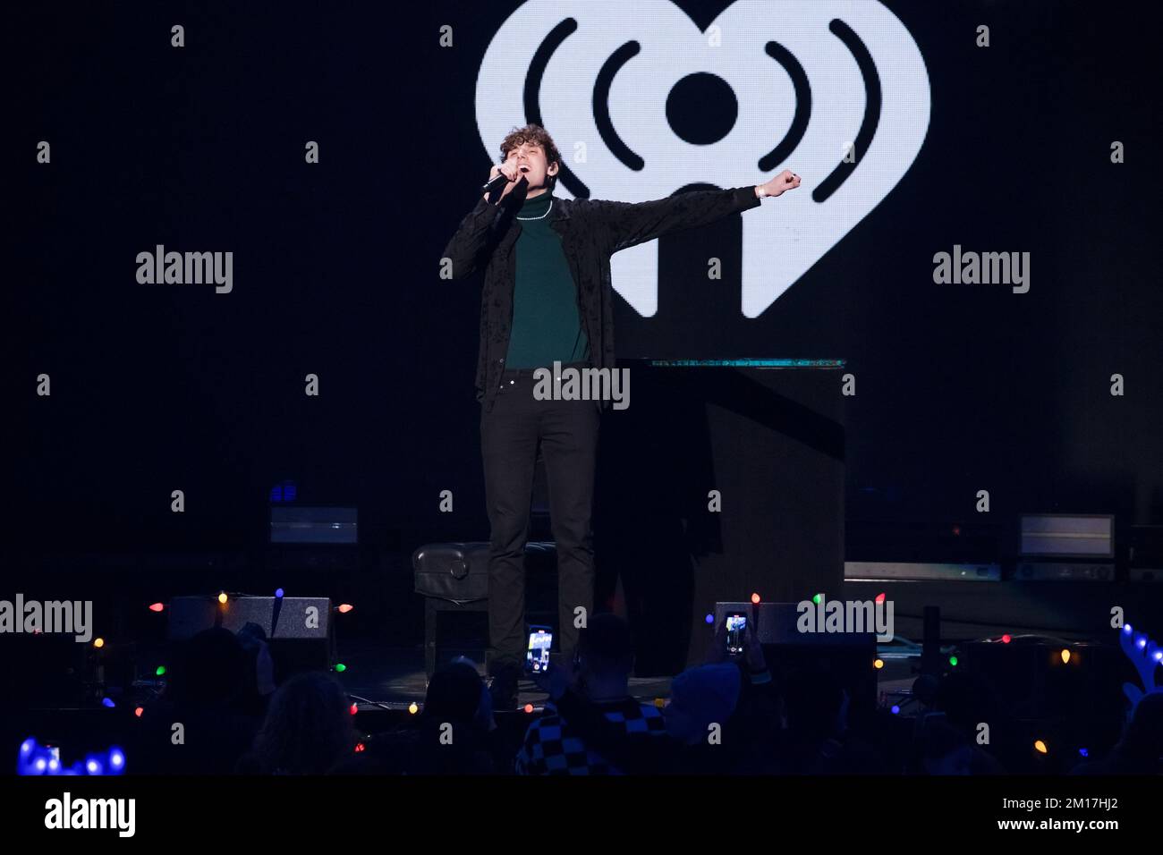 JVKE actúa en el escenario en el iHeartRadio Z100's Jingle Ball 2022