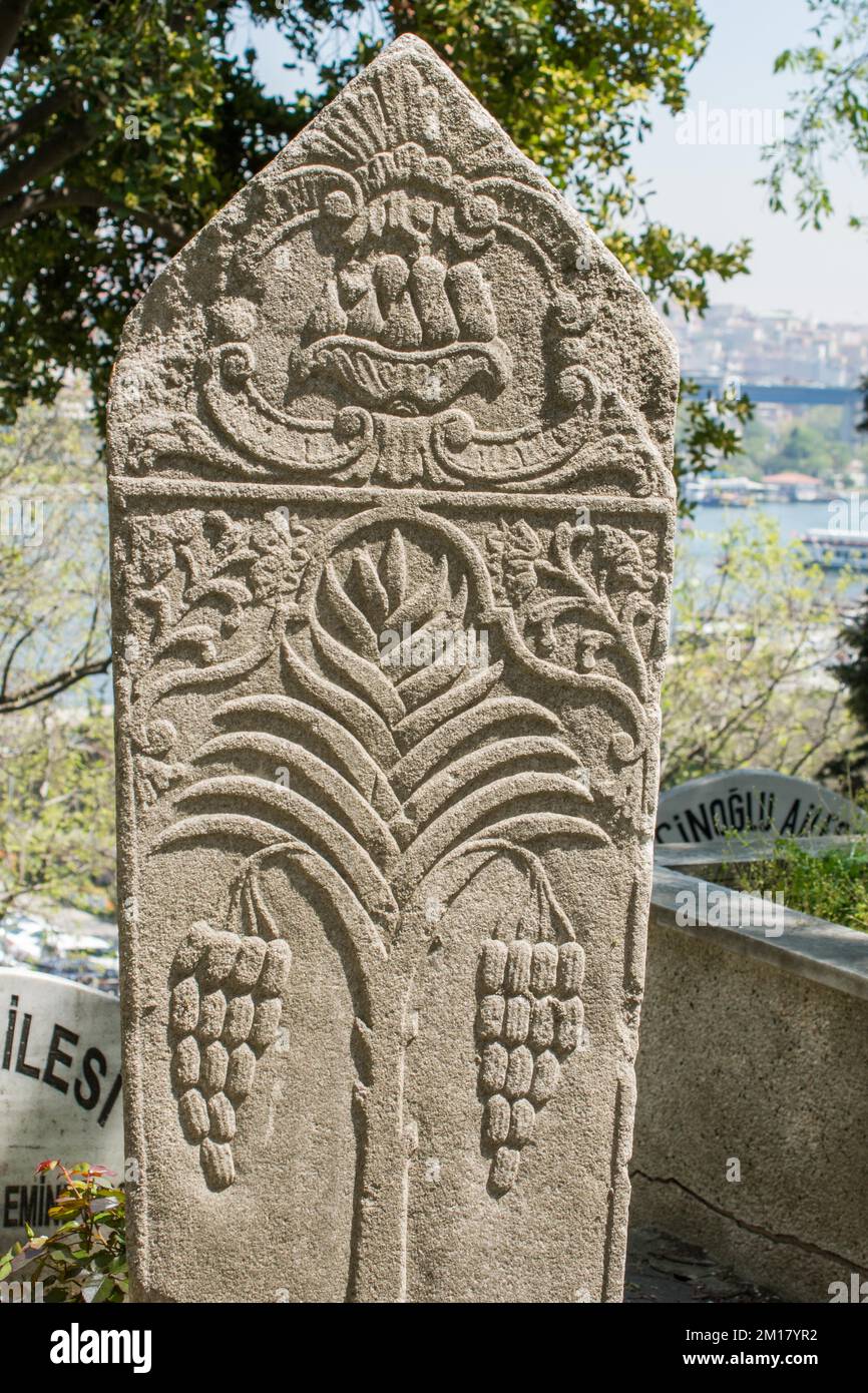 Sobre las tumbas de piedra antigua en Estambul desde tiempo Otomano Foto de stock
