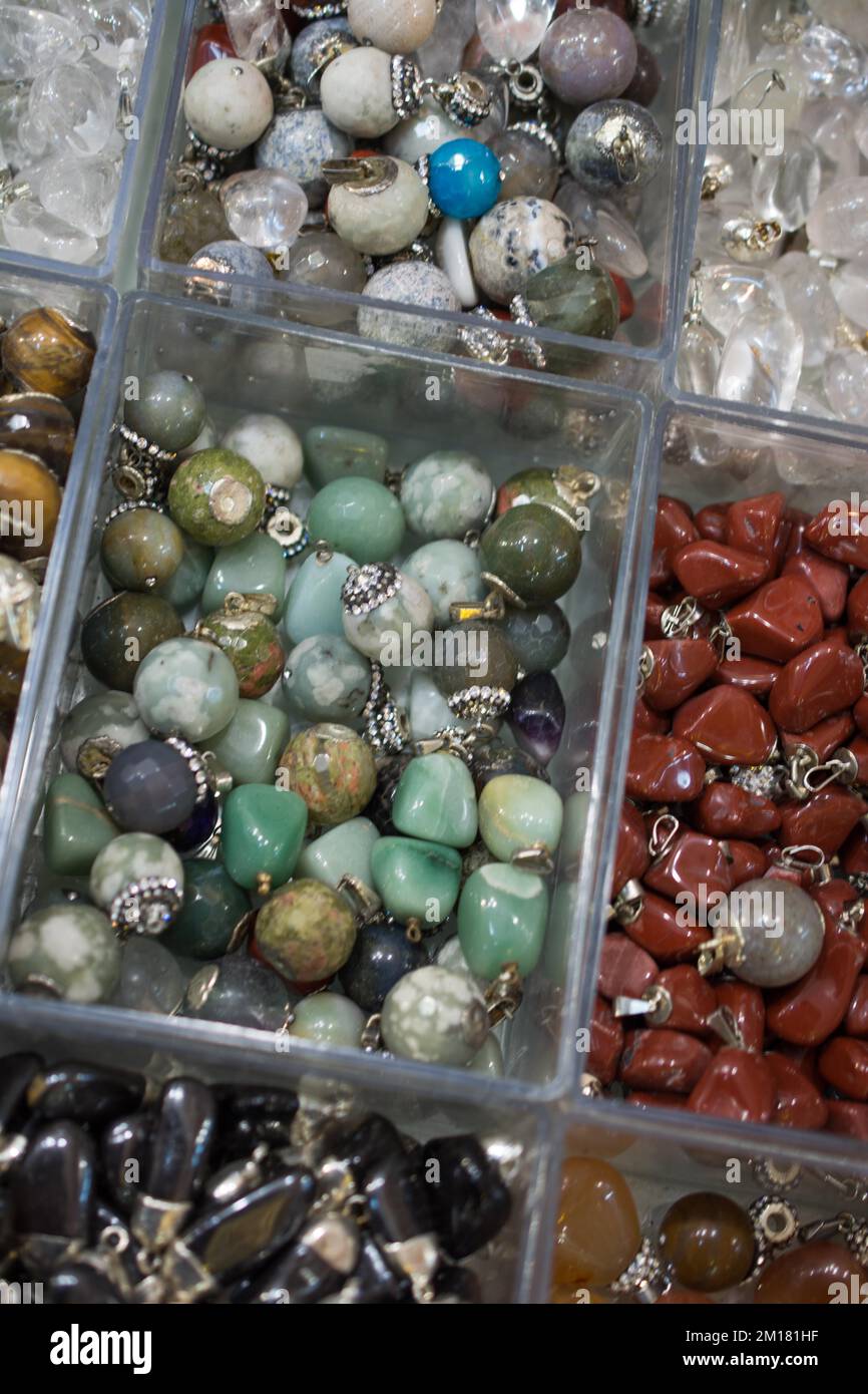 Colección de minerales naturales piedras preciosas volteada Fotografía de  stock - Alamy
