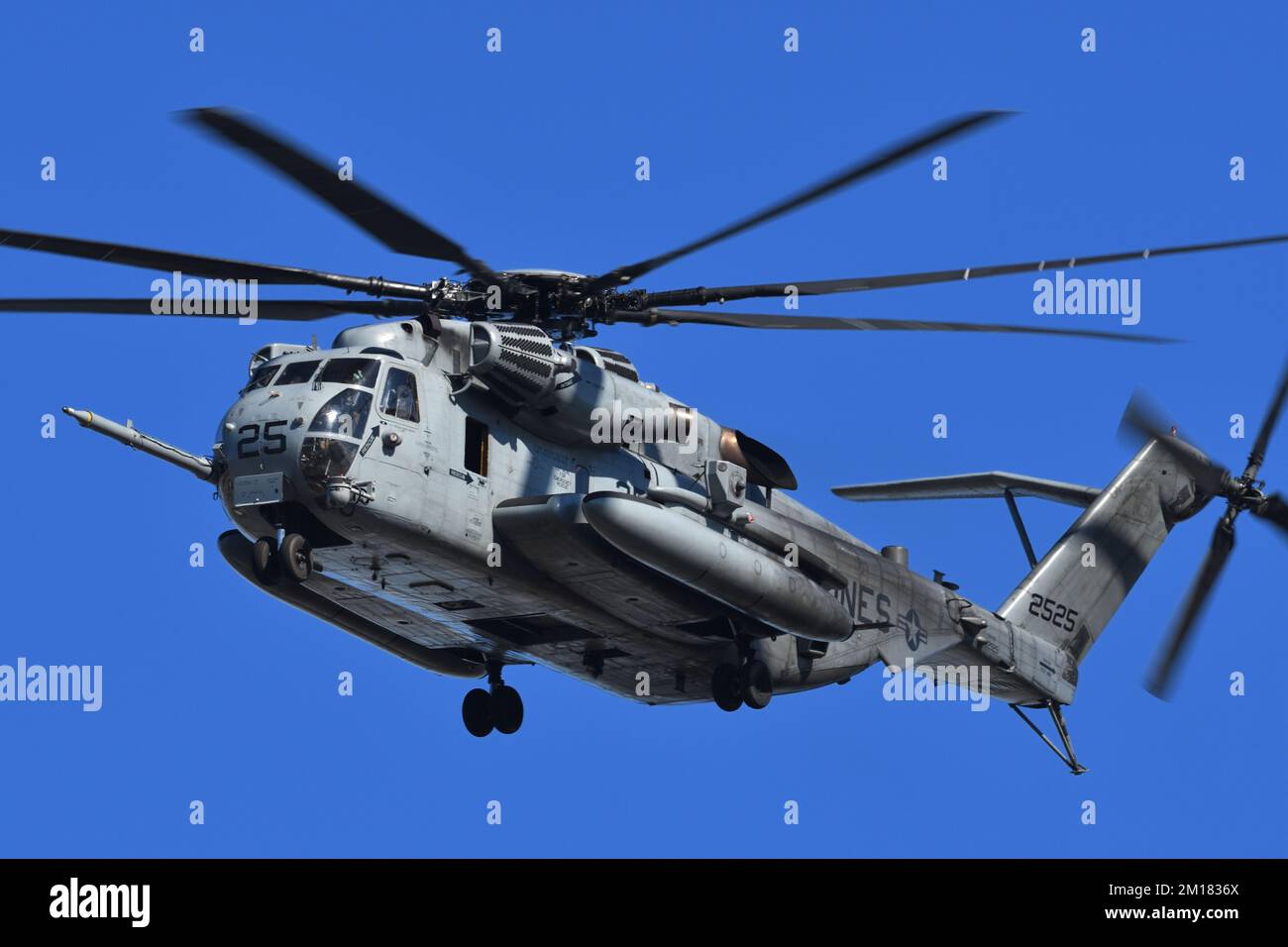 Prefectura de Kanagawa, Japón - 18 de diciembre de 2021: US Marine Corps Sikorsky CH-53E Super Stallion helicóptero de carga pesada desde HMH-466 Wolfpack. Foto de stock