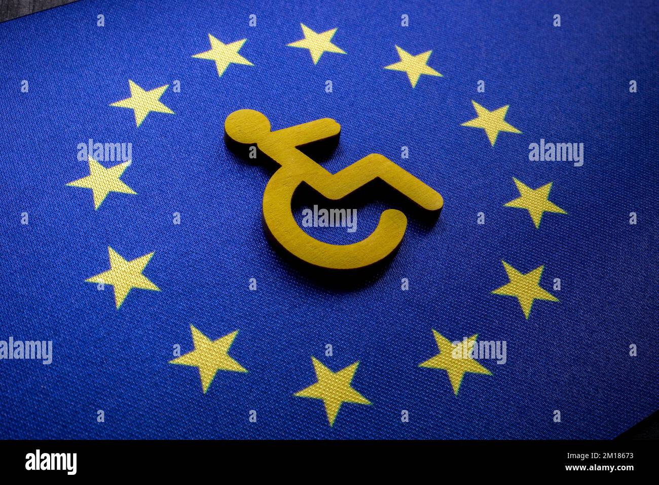 Persona con discapacidad firmar en la bandera de la UE. Concepto de la ley europea de accesibilidad. Foto de stock