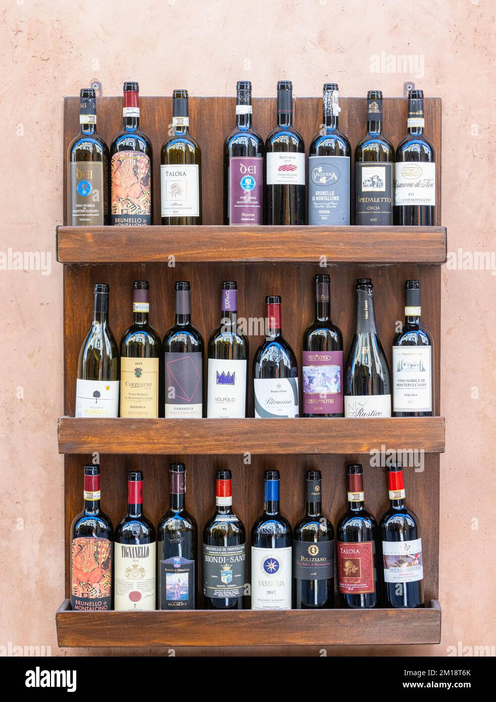 Pienza, provincia de Siena, Toscana, Italia. Decoración de botella de vino vacía fuera del restaurante. Foto de stock