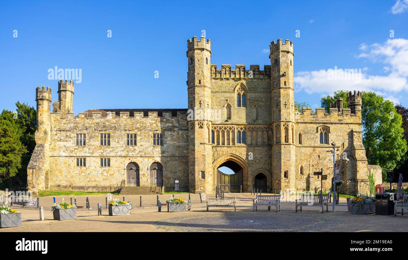 Battle East Sussex North Face of Battle Abbey gran puerta de entrada construida en 1338 y su recinto adyacente pared Battle Sussex Inglaterra Reino Unido GB Europa Foto de stock