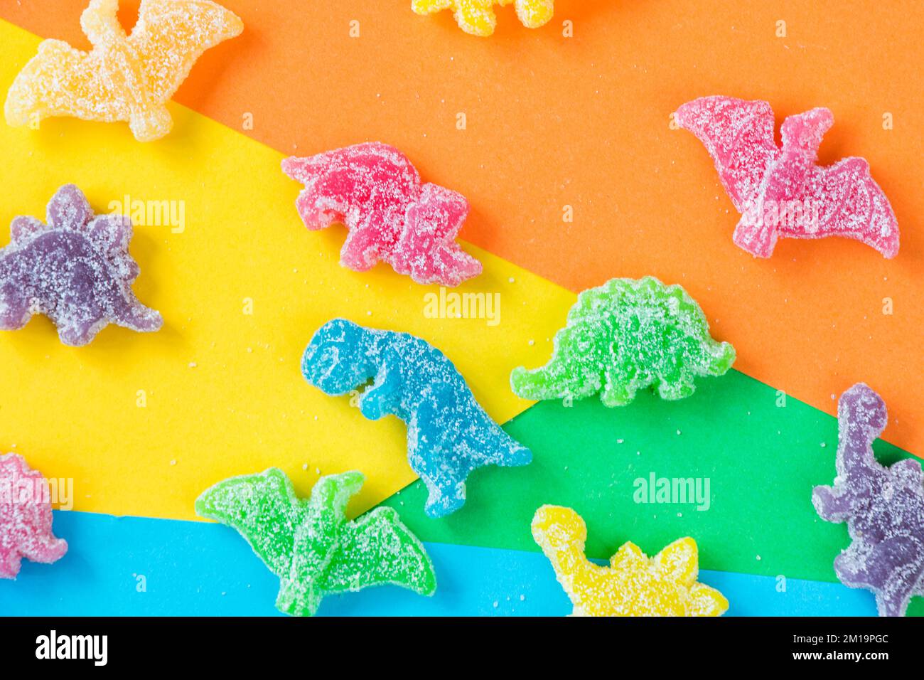Dinosaurios de color gelatina bonn, dulces sobre el color de fondo Fotografía de stock - Alamy Dinosaurios de color gelatina bonn, dulces sobre el color de fondo Fotografía de stock - Alamy