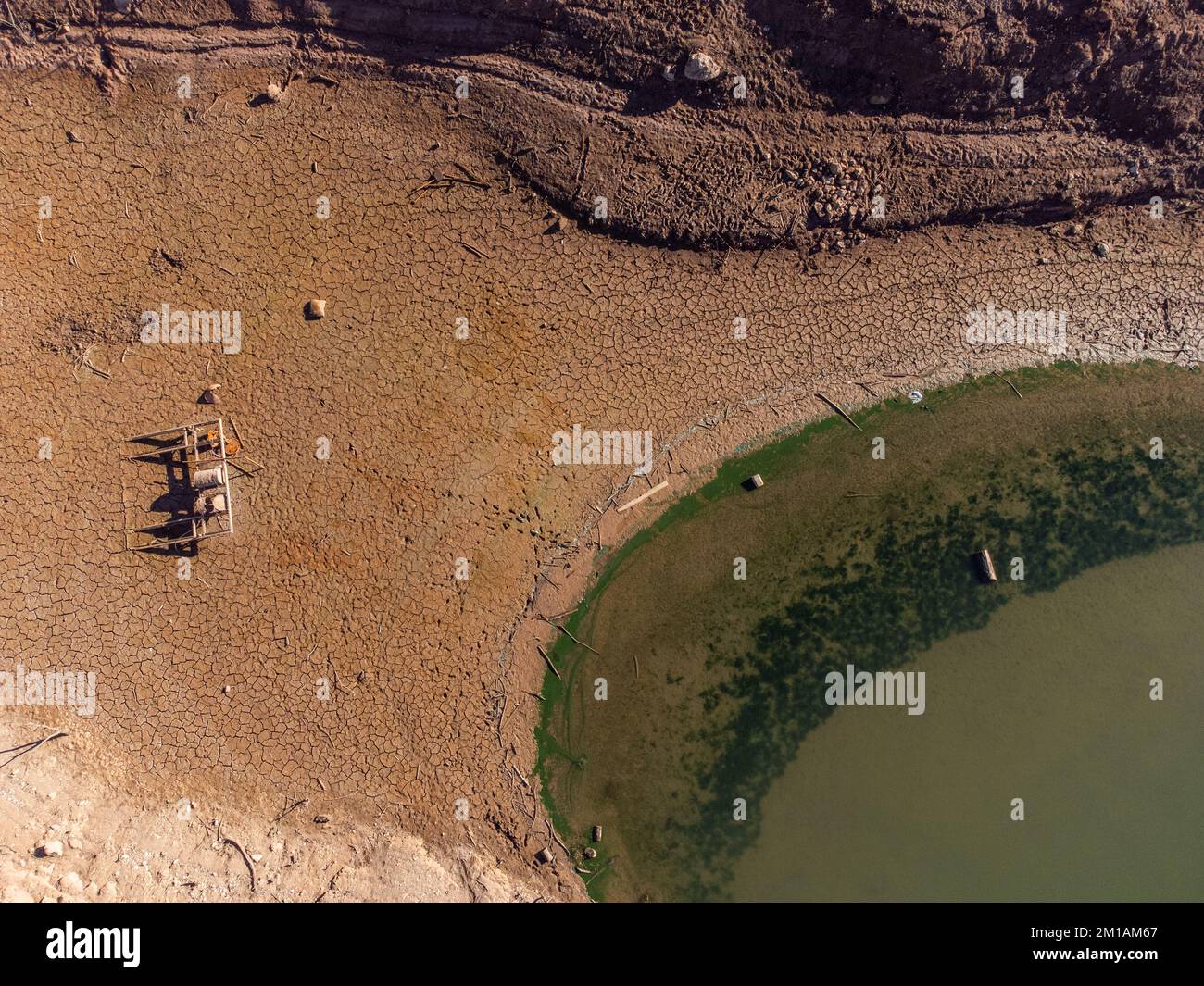 Tierra seca y agrietada, seca por falta de lluvia. Efectos del cambio climático, como la desertificación y las sequías. Impacto de la sequía, crisis de agua, agua con Foto de stock