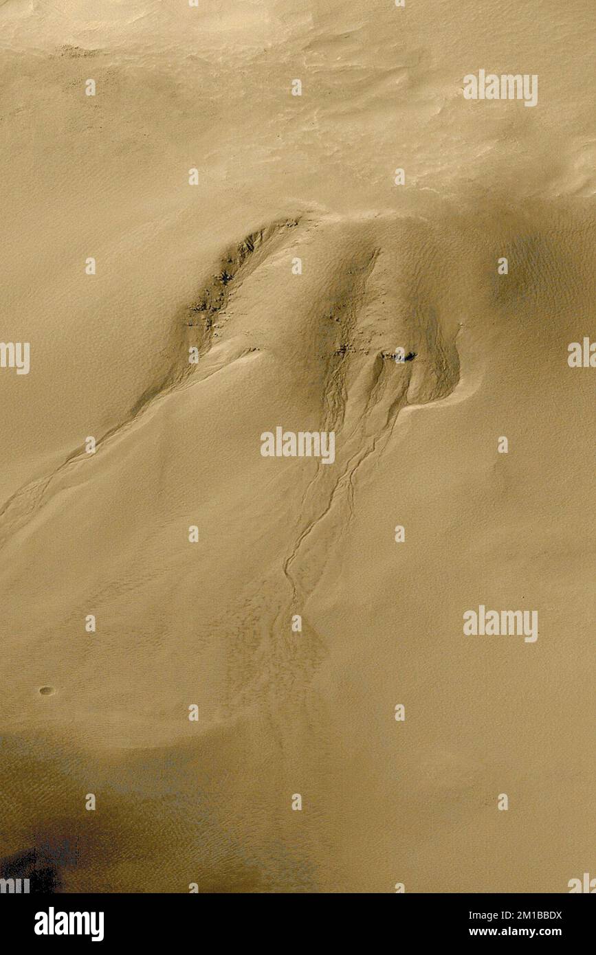 Barrancos erosionados en la pared de un cráter de impacto de meteoritos en  Noachis Terra. Esta alta resolución ver (parte superior izquierda) de la  Mars Global Surveyor (MGS) de la Cámara del