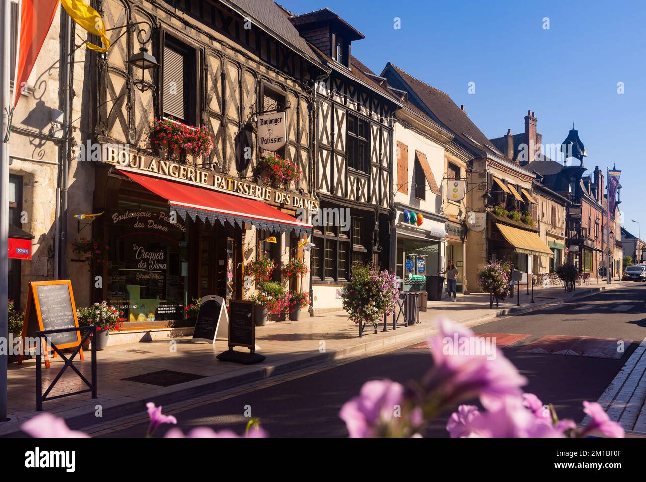 AUBIGNY-SUR-NERE, FRANCIA - 11 DE AGOSTO de 2022: Paisaje de verano de las calles de la ciudad Foto de stock