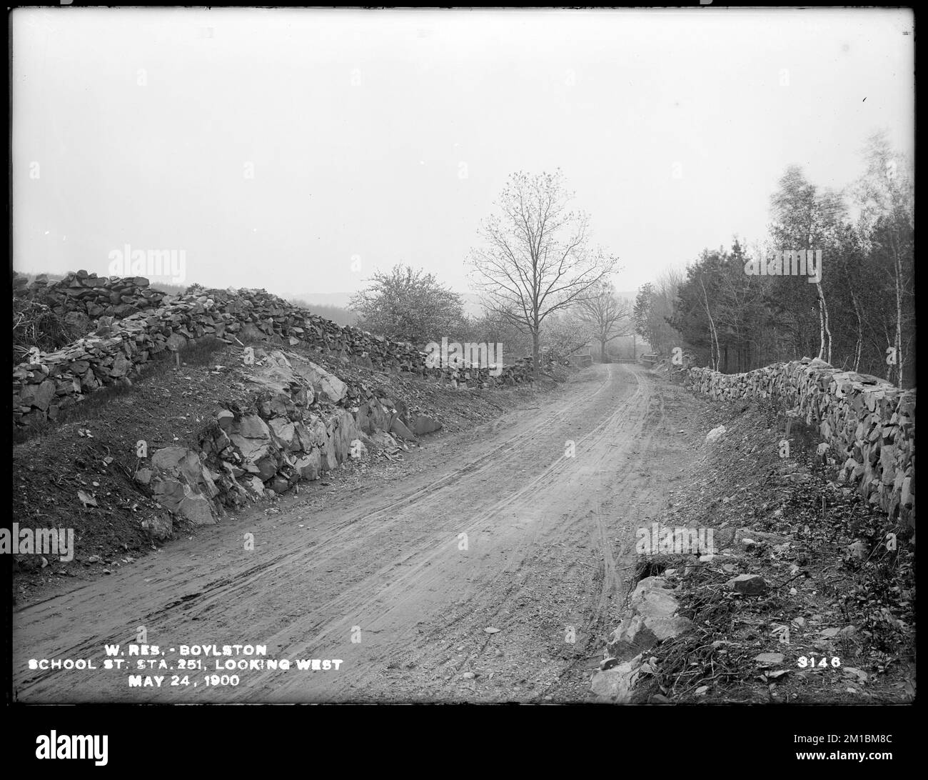 El embalse de Whort, la calle de la escuela, la estación 251; mirando