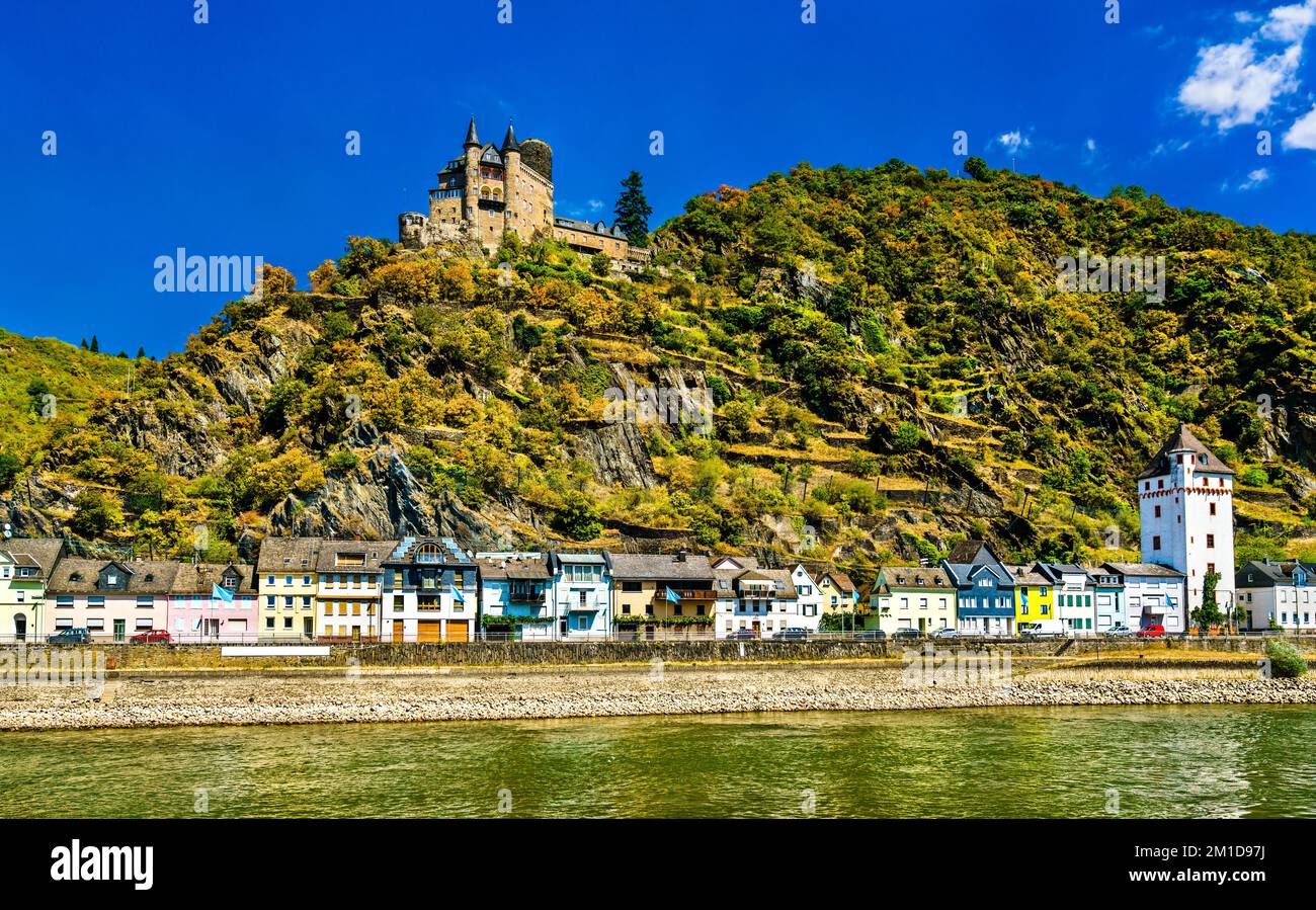 Castillo Katz sobre la ciudad de Sankt Goarshausen en el valle medio del Rin superior. Patrimonio mundial de la UNESCO en Alemania Foto de stock