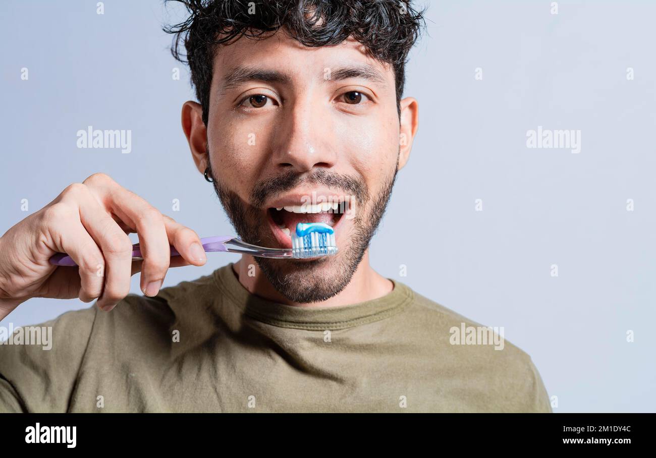 Primer Plano Del Hombre Cepillándose Los Dientes Aislados Rostro Del Hombre Guapo Cepillándose 0719