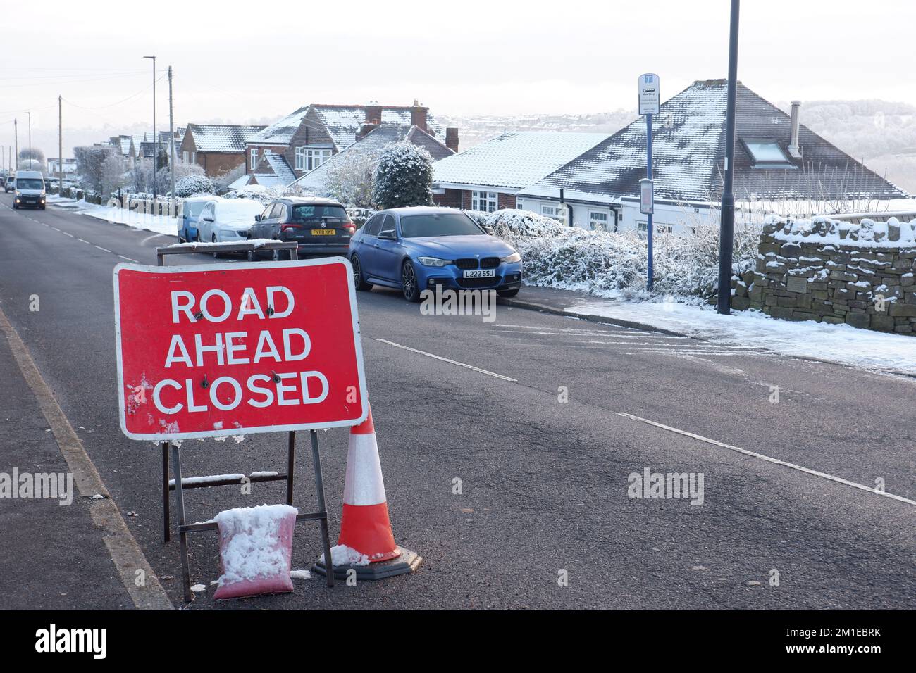 Señal de carretera cerrada en Stannington cubierto de nieve después de que la tubería de agua de Yorkshire se desbarate inundando a un hombre de gas que corta 2000 hogares de gas durante las condiciones de congelación Foto de stock