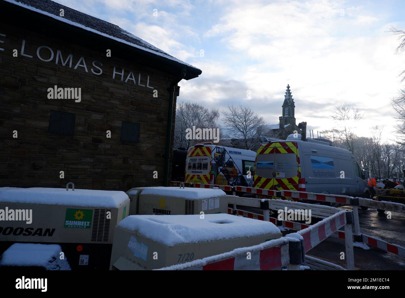 Cadent y Yorkshire Water Vehicles en Lomas Hall, Stannington, el centro neurálgico después de una explosión de la tubería de agua que inundó las tuberías de gas que cortaron 2000 hogares Foto de stock