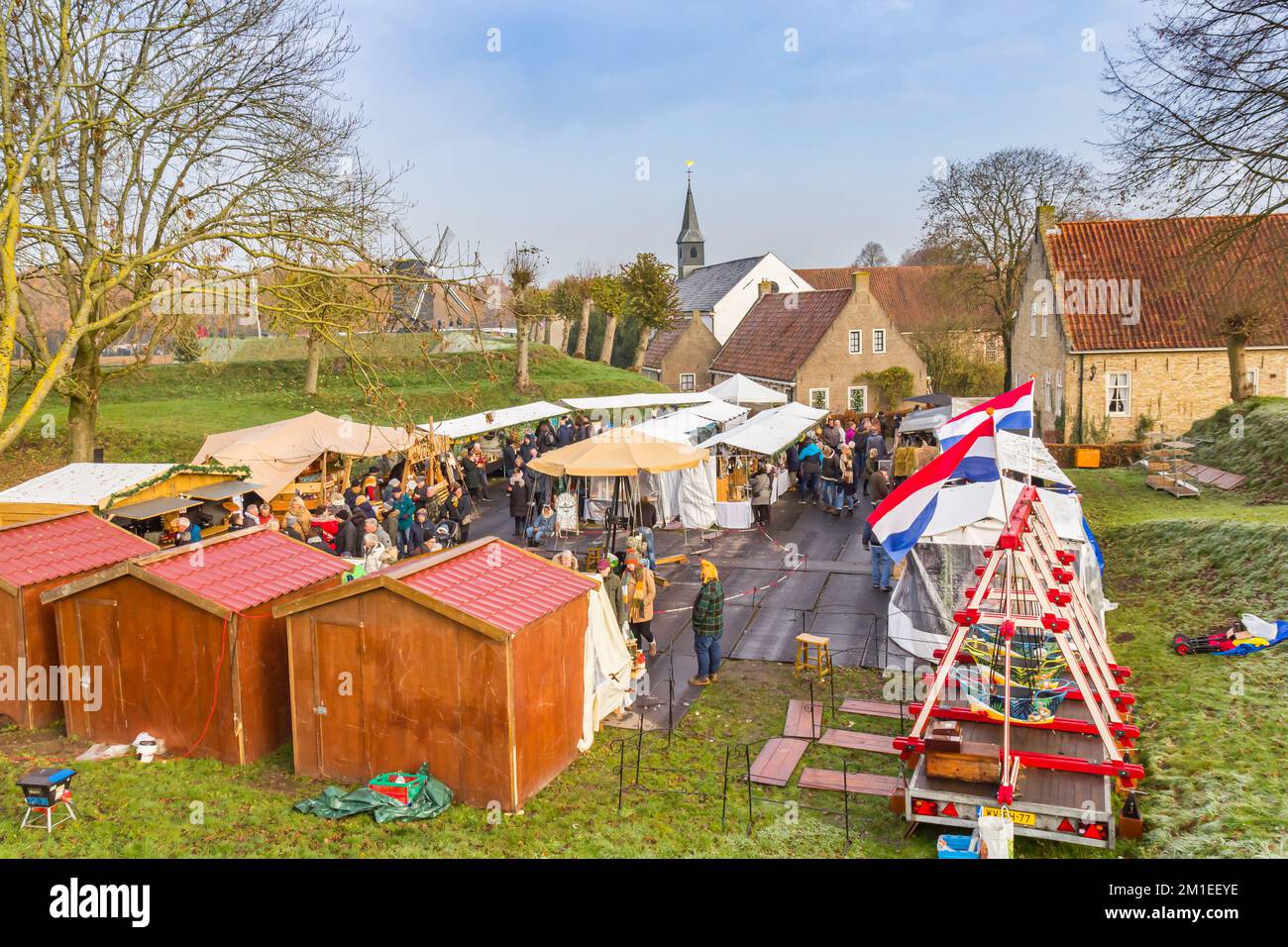 Mercado de Navidad en el pueblo histórico Bourtange, Países Bajos Foto de stock