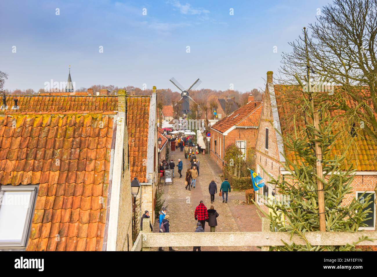 Calle con casas históricas que conducen al mercado de Navidad en Bourtange, Países Bajos Foto de stock