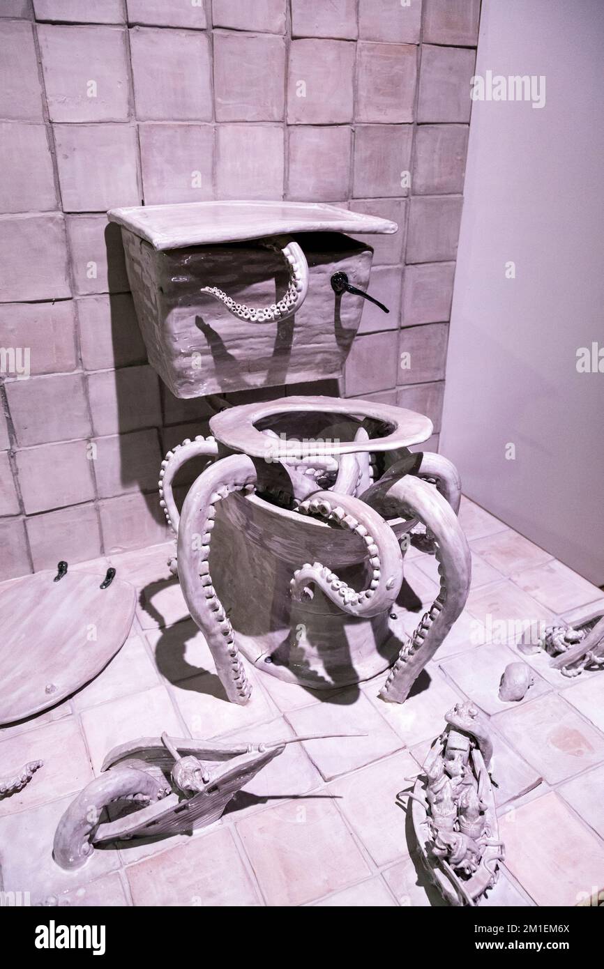 'Till Death Do Us Part' (2022) de Lindsey Mendick, Strange Clay: Ceramics in Contemporary Art, Hayward Gallery, Londres, Reino Unido Foto de stock