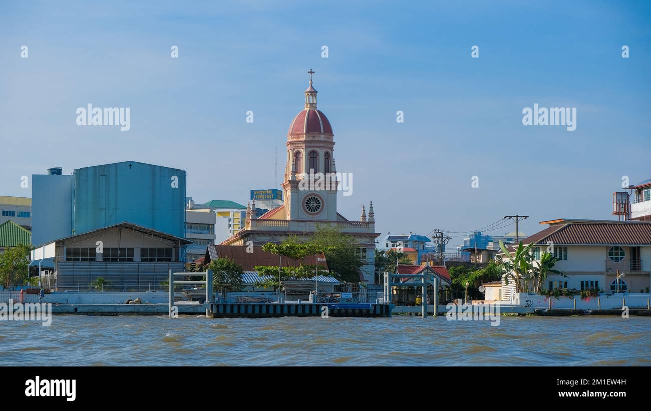 La Iglesia de Santa Cruz es una iglesia católica en un lugar donde estaba un antiguo asentamiento portugués en Bangkok Foto de stock