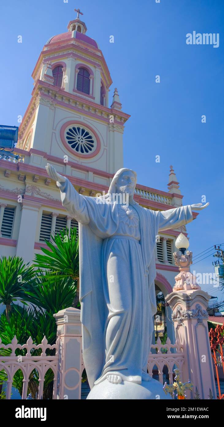 La Iglesia de Santa Cruz es una iglesia católica en un lugar donde estaba un antiguo asentamiento portugués en Bangkok Foto de stock