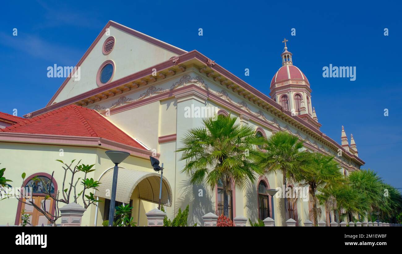 La Iglesia de Santa Cruz es una iglesia católica en un lugar donde estaba un antiguo asentamiento portugués en Bangkok Foto de stock