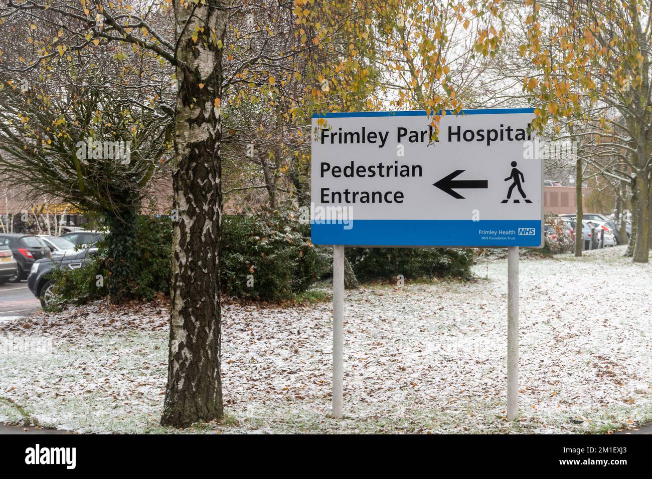 12th de diciembre de 2022. Frimley Park Hospital en invierno con nieve, Surrey, Inglaterra, Reino Unido. El NHS está luchando este invierno con escasez de personal, enorme presión en las camas de hospital, y las próximas huelgas de enfermeras que están a punto de comenzar esta semana. Hay un enorme atraso de pacientes que esperan operaciones y tratamientos, y se espera un alto número de infecciones invernales como la gripe, el covid-19 y el VSR. Foto de stock