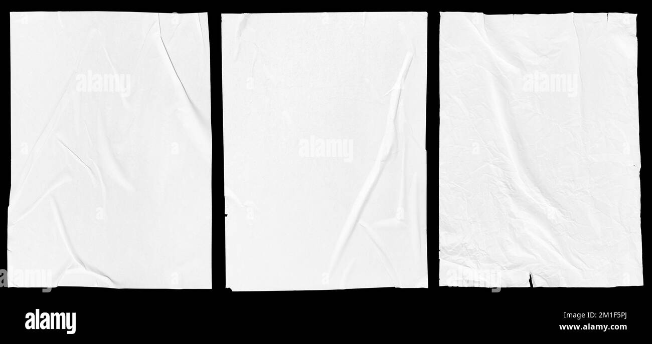 Tres plantillas de póster arrugadas de papel blanco aisladas sobre fondo negro. Maqueta de hojas de papel encoladas en blanco Foto de stock