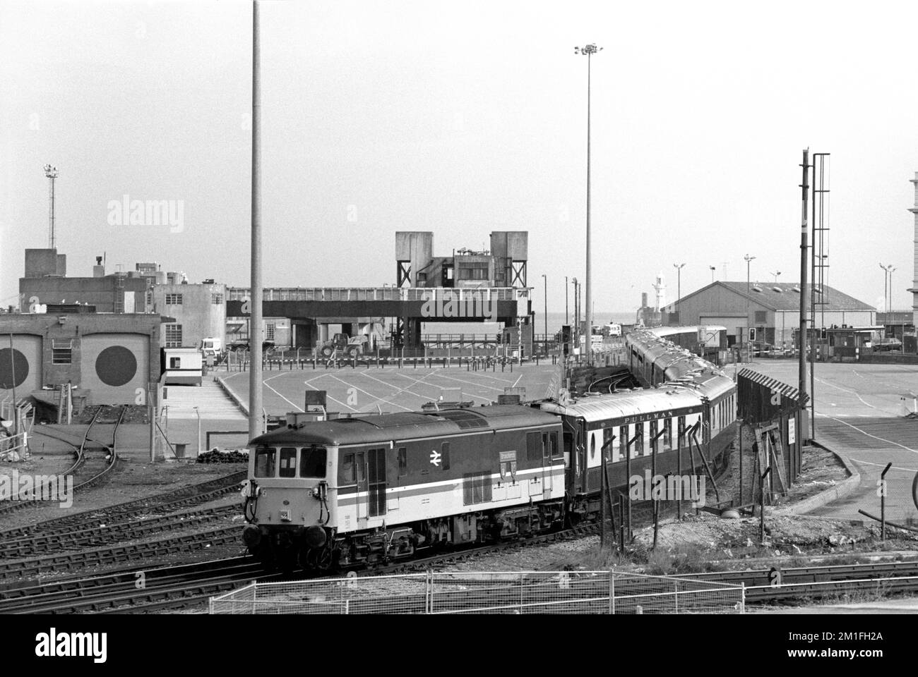 Una locomotora electrodiésel Clase 73 número 73201 que trabaja en un Venice Simplon Orient Express British Pullmans que trabaja en Hawkesbury Street Junction, Dover el 5th de abril de 1992. Foto de stock