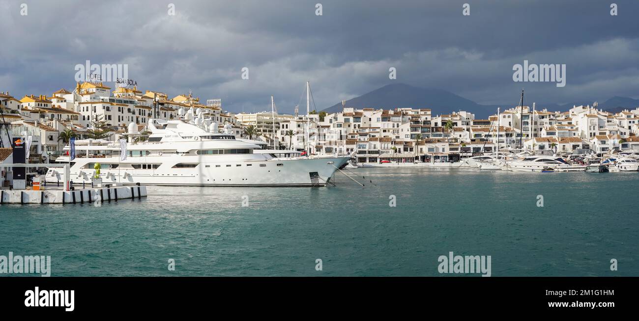 Puerto Banús, puerto deportivo de lujo con Lady Haya Yacht amarrado, Marbella, Costa del sol, Andalucia, España. Vista panorámica. Foto de stock