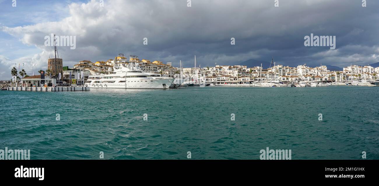 Puerto Banús, puerto deportivo de lujo con Lady Haya Yacht amarrado, Marbella, Costa del sol, Andalucia, España. Vista panorámica. Foto de stock